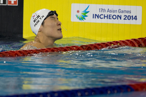 박태환이 2014년 문학박태환수영장에서 열린 인천아시안게임 자유형 400ｍ 결선에서 3위로 레이스를 마친 뒤 아쉬워 하고 있다.  인천/김성광 기자 flysg2@hani.co.kr