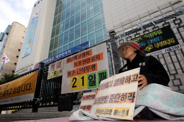 2000년대 들어 골프 경기보조원들의 고용 안정 등을 요구하며 곳곳에서 노동조합이 결성됐지만 이명박 정부 이후 노동 탄압 분위기로 노조원 대량 해고 등을 겪으며 대부분 와해됐다. 신소영 기자 viator@hani.co.kr