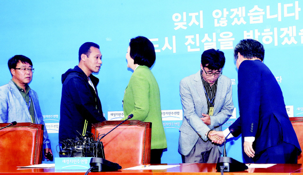 박영선 새정치민주연합 원내대표(가운데)가 24일 오후 국회에서 전명선 세월호 가족대책위원장(오른쪽 둘째) 등 신임 가족대책위 대표단과 면담에 앞서 악수를 하고 있다. 유족들은 이어 문희상 새정치민주연합 비상대책위원장을 만났지만 뚜렷한 결론을 내지는 못하고 이르면 25일 다시 만나기로 했다. 하지만 문 비대위원장이 “복안이 있다”며 세월호 특별법 여야 협상에 적극적인 의지를 보여 이날 가족들과의 만남이 꽉 막힌 세월호 특별법 정국을 푸는 디딤돌이 될지 주목된다. 전명선 위원장은 회동 뒤 “여야 언제든지 만나겠다”고 말했다. 김경호 선임기자, 이승준 기자 jijae@hani.co.kr