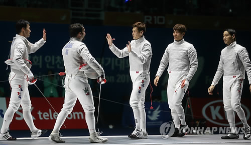 24일 오후 경기도 고양체육관에서 열린 2014 인천 아시안게임 펜싱 남자 사브르 결승에서 이란을 상대로 우승을 차지한 뒤 구본길을 비롯한 선수들이 기뻐하고 있다.