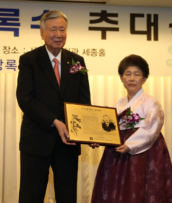 이중근(왼쪽) 부영그룹 회장이 24일 서울 세종문화회관에서 열린 ‘제21회 인간상록수’ 추대식에서 부인 나길순(오른쪽)씨와 기념사진을 찍고 있다. 한국상록회는 40여년간 임대주택 건설 사업 등 국민 주거 여건 개선 등 공로를 인정해 이날 이 회장을 ‘인간상록수’로 추대했다.