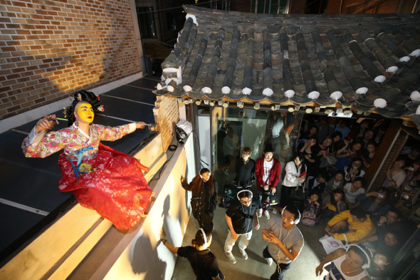 23일 저녁 서울 종로구 통인동 ‘이상의 집’에 모인 시민들이 안은미 컴퍼니의 이상 생일잔치 공연을 관람하고 있다. 김봉규 기자 bong9@hani.co.kr