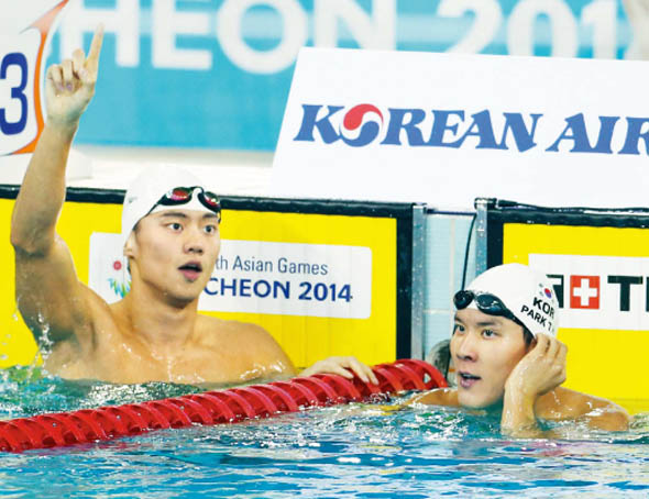 박태환(오른쪽)이 25일 인천 문학박태환수영장에서 열린 수영 남자 자유형 100ｍ 결승에서 2위로 들어온 뒤 전광판을 바라보고 있다. 왼쪽은 1위로 들어온 중국의 닝쩌타오. 인천/김태형 기자 xogud555@hani.co.kr