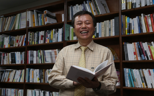 제1회 신석정문학상 수상자 도종환 시인. “내 인생은 어느덧 늦은 오후를 지나고 있어 곧 어두워질 수도 있겠지만, 해 지기 직전의 노을처럼 찬란한 시간이 아직 남아 있다고 믿는다”고 말했다.  
 신소영 기자 viator@hani.co.kr