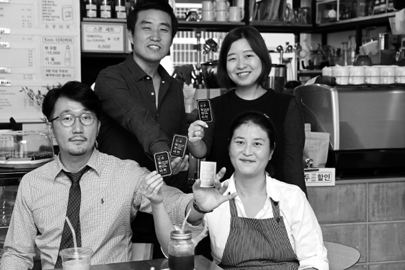 서로 다른 업종의 가게들이 협업하는 ‘컬래버레이션’으로 상권을 창출하고 있는 김소영 홈스타일 사장(오른쪽부터 시계 반대 방향) , 한근영 레망마지크 사장, 신창현 요수정 사장, 정찬호 카페 신수동리사장이 서로의 가게를 12번 이용하면 기념품을 주는 공동 쿠폰 ‘신수동 한바퀴’를 들고 한자리에 모였다.   류우종 기자 wjryu@hani.co.kr