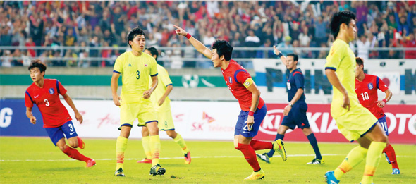 장현수(가운데)가 28일 인천 문학경기장에서 열린 일본과의 남자 축구 8강전에서 후반 43분 페널티킥에 성공한 뒤 환호하며 달려가고 있다. 인천/이정아 기자 leej@hani.co.kr