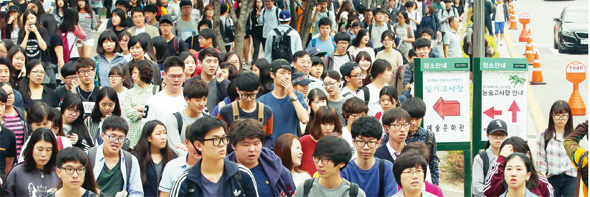 28일 오전 건국대에서 진행된 2015 수시모집 논술우수자전형 논술고사를 마친 인문사회계 수험생들이 학교를 빠져나가고 있다. 한양대, 건국대에서 주말 동안 치러진 논술고사는 교과서를 중심으로 예년보다 쉽게 출제됐다. 
김태형 기자 <A href="mailto:xgoud555@hani.co.kr">xgoud555@hani.co.kr</A>