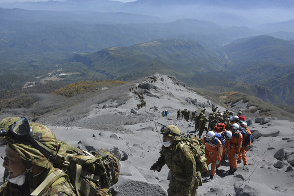 일본 나가노(長野)현과 기후(岐阜)현에 걸친 온타케산(御嶽山·3천67m) 정상 분화구에서 화산재가 치솟아 오르고 있다. 7년만의 이날 온타케산 분화로 등산객을 포함 30여명이 골절 등 중상을 당했으며 이중 10여명은 의식불명인 것으로 보도됐다. (나가노현 교도=연합뉴스) 일본 나가노(長野)현과 기후(岐阜)현에 걸친 온타케산(御嶽山·3천67m) 정상 분화구에서 화산재가 치솟아 오르고 있다. 7년만의 이날 온타케산 분화로 등산객을 포함 30여명이 골절 등 중상을 당했으며 이중 10여명은 의식불명인 것으로 보도됐다. (나가노현 교도=연합뉴스)