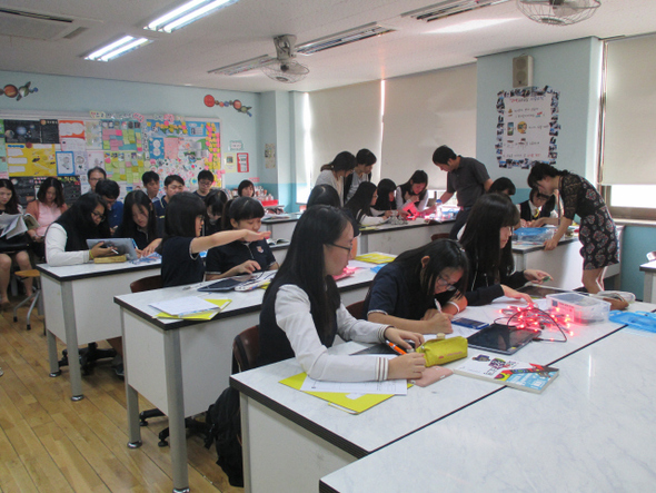 지난 24일 인천 신현여중 과학교과교실에서 권순애 물리교사(맨 오른쪽)가 도덕과 과학, 기술가정 교과를 연계한 스팀교육을 진행했다. 공개수업 뒤 컨설팅이 진행된 이날, 수업에 참관한 이들이 활동 내용을 둘러보고 있다.