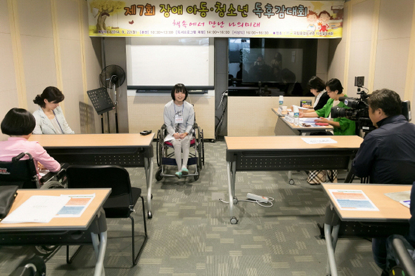 제7회 장애아동ㆍ청소년 독후감 대회에 참가한 김진주(대전성세재활학교 고교1)양이 자신의 독후감을 발표하고 있다. 국립중앙도서관 제공