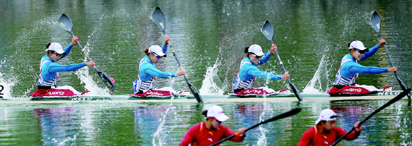 한국의 이민(오른쪽부터), 이순자, 이혜란, 김유진 조가 29일 경기도 하남 미사리카누경기장에서 열린 카누 여자 카약 4인승 500ｍ 결선에서 온 힘을 다해 노를 젓고 있다. 한국은 1분36초89를 기록해 중국에 이어 은메달을 차지했다.  하남/연합뉴스