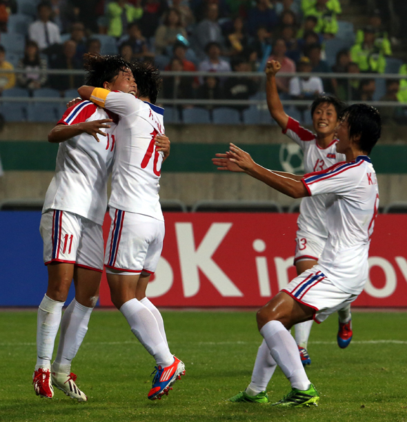 북한의 리예경(왼쪽)이 29일 인천 문학경기장에서 열린 한국과의 여자축구 준결승에서 전반 35분 동점골을 넣은 뒤 라은심과 부둥켜안고 있다. 북한은 후반 추가시간 허은별이 극적인 역전골을 터뜨리며 2 대 1로 이겨 결승에 진출했다. 북한은 10월1일 베트남을 3 대 0으로 꺾고 결승에 올라온 일본과 금메달을 놓고 겨룬다.
인천/이정용 선임기자 <A href="mailto:lee312@hani.co.kr">lee312@hani.co.kr</A>

 