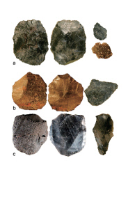 구석기 시대의 여러 석기들. 오랜 동안 사용된 쌍날 석기를 만들 때 떼어낸 돌조각들은 버려졌으나(a), 좀더 정교한 혁신 기술인 르발루아 석기를 만들 때 떼어낸 돌조각들은 날카로운 도구로 활용됐다(b, c). 미국 코네티컷대학 등 연구팀 제공