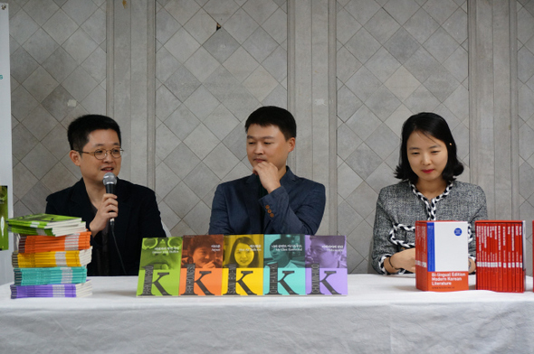 케이픽션 시리즈 다섯권에는 이날 기자간담회에 참석한 손보미(오른쪽부터·<애드벌룬>)·박형서(<아르판>)·최민우(<이베리아의 전갈>)씨와 박민규(<버핏과의 저녁 식사>)·오한기(<나의 클린트 이스트우드>)씨가 들어 있다. 사진 아시아출판사 제공  