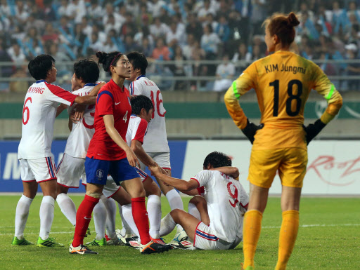 29일 인천 문학경기장에서 열린 2014 인천 아시안게임 여자축구 4강전 한국과 북한의 경기에서 북한 허은별이 역전골에 성공하고 팀 동료와 환호하고 있다.(인천=연합뉴스)