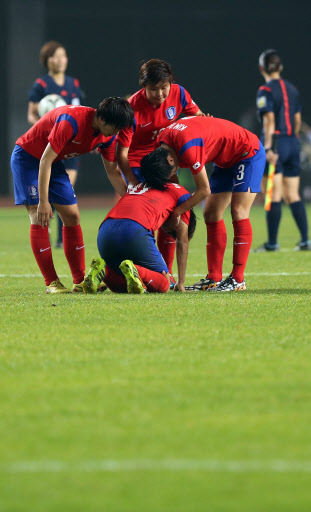 29일 인천 문학경기장에서 열린 2014 인천 아시안게임 여자축구 4강전 한국과 북한의 경기에서 패한 한국 선수들이 아쉬워하고 있다. (인천=연합뉴스)