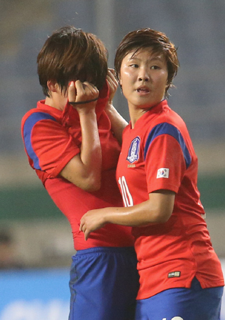 지소연(오른쪽)이 29일 인천 문학경기장에서 열린 축구 여자 준결승전에서 북한에 아깝게 패한 뒤 아쉬워하는 임선주를 다독이고 있다. 
 인천/이정아 기자 leej@hani.co.kr