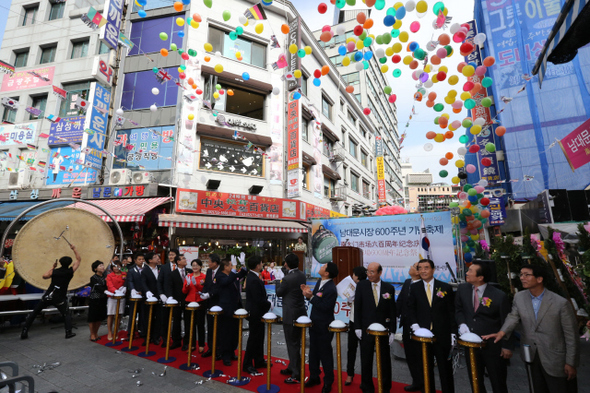  ‘남대문시장 600돌’ 기념 축제가 시작된 1일 오전 서울 중구 남창동 시장 안 중앙통로 사거리에서 축제 개막 선언과 함께 색색의 풍선이 하늘로 날아오르고 있다. 남대문시장 쪽은 조선 태종 때인 1414년에 설치된 시전이 시초로 일제 강점기와 한국전쟁 등을 거치며 한국을 대표하는 전통시장으로 자리잡았다고 설명한다. 요즘 외국인 관광객을 포함해 하루 40여만명이 찾는 남대문시장엔 5만여명의 상인이 1700여 품목을 거래하고 있다.  
김태형 기자 xogud555@hani.co.kr