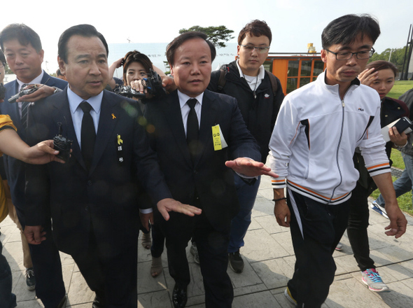 이완구 새누리당 원내대표(왼쪽)와 김재원 원내수석부대표(가운데)가 1일 오후 경기도 안산시 세월호 사고 희생자 합동분향소에 참배한 뒤 전명선 세월호 참사 희생자·실종자·생존자 가족대책위원장(맨 오른쪽)과 함께 가족대책위 사무실로 향하고 있다. 안산/이정우 선임기자 woo@hani.co.kr