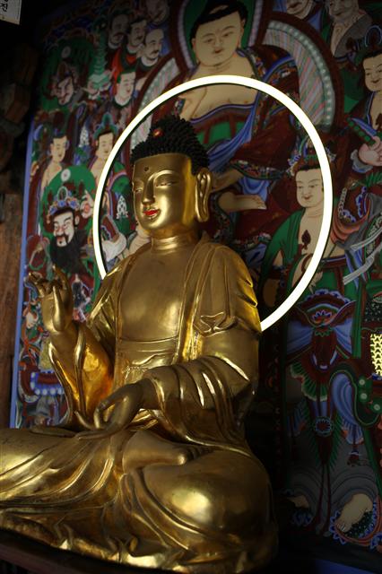김기라 작가의 실상사 극락전 불상 뒤 엘이디 설치물.