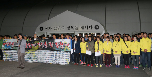 세월호 유가족들이 30일 저녁 경기 안산시 단원구 초지동 세월호 사고 희생자 정부합동분향소 앞에서 여야의 세월호 특별법 합의안에 반대하는 기자회견을 하고 있다. 안산/이종근 기자 <A href="mailto:root2@hani.co.kr">root2@hani.co.kr</A>