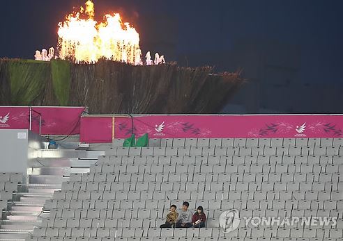 28일 인천아시아드경기장에서 열린 2014 인천 아시안게임 육상 경기를 찾은 시민들. 빈자리가 많이 보인다. 2014.9.28 연합뉴스