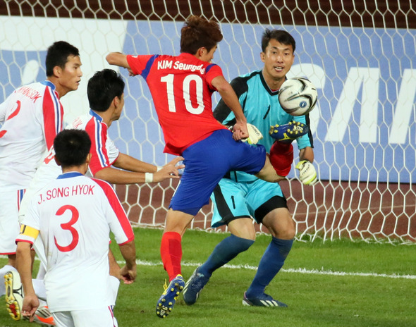 2일 인천 문학경기장에서 열린 2014 인천 아시안게임 축구 남자결승 한국-북한 경기에서 연장후반에 결승골을 터뜨린 임창우(15번)와 동료들이 벤치로 달려가며 환호하고 있다. 2014.10.2 / 인천=연합뉴스