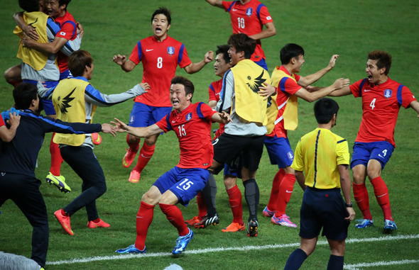 2일 인천 문학경기장에서 열린 2014 인천 아시안게임 축구 남자결승 한국-북한 경기에서 연장후반에 결승골을 터뜨린 임창우(15번)와 동료들이 벤치로 달려가며 환호하고 있다. 2014.10.2 / 인천=연합뉴스