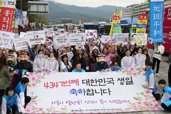 국학원과 인성회복국민운동본부 관계자들이 단기 4347년 개천절인 3일 오전 서울 광화문에서 덕수궁까지 기념 행진을 하고 있다.  
김봉규 기자 bong9@hani.co.kr