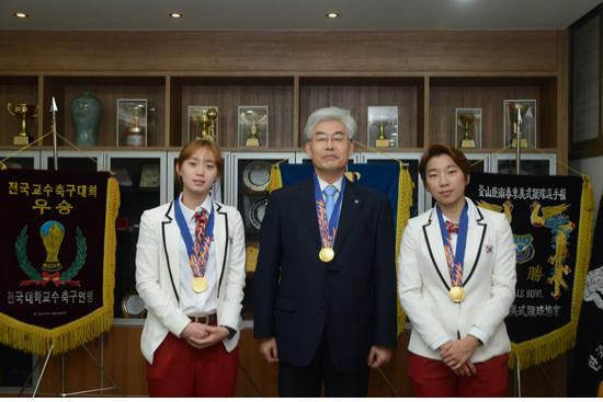 지난달 29일 동의대 졸업생인 인천아시안게임 펜싱 2관왕 이라진(오른쪽) 선수와 재학생 윤지수 선수가 동의대 총장실을 방문해 공순진 총장과 기념사진을 찍었다. 동의대 제공