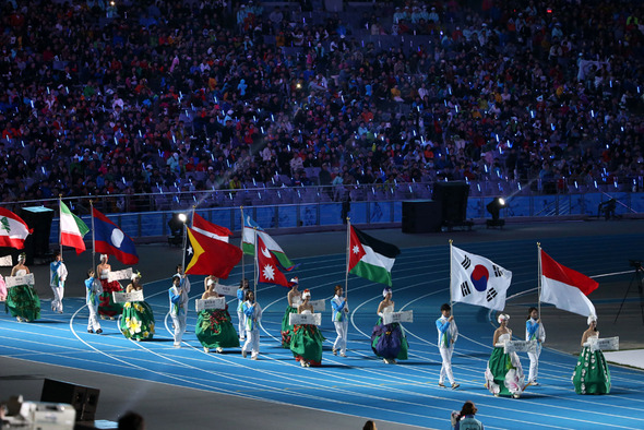 4일 오후 인천아시아드주경기장에서 열린 ‘2014 인천 아시안게임’ 폐막식에서 참가국들의 국기를 든 기수단이 입장하고 있다. 인천/이정아 기자 leej@hani.co.kr