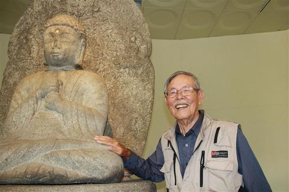 경북대 박물관에 전시된 신라 석불 앞에 선 가토 규조 선생. 그는 “고향을 밟지 못한 지 70여년이 흘렀지만, 내가 태어날 때 어머니가 태를 흘려보냈던 낙동강과 마을 앞 비룡산의 모습을 한시도 잊은 적이 없다”고 했다.