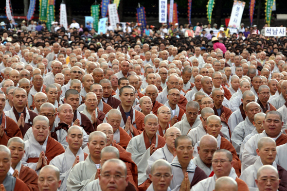 2008년 8월 27일 서울광장에서 20여만명이 참여한 가운데 열린 범불교도대회에 참석한 스님들. 김정효 기자