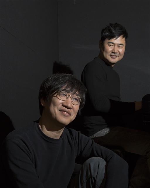 김광진(왼쪽)과 박용준의 듀오 ‘더 클래식’이 무려 17년 만에 돌아왔다. 이들은 “10년 20년 뒤, 죽기 전에 들어도 창피하지 않은, 고전으로 남을 음악을 만들고 싶다”고 말했다. 캐슬뮤직 제공