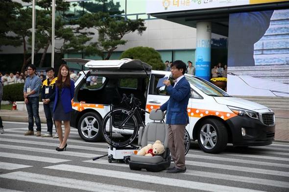 7일 경기 화성시 현대차 남양연구소에서 열린 연구개발 아이디어 페스티벌에서 사회자가 ‘스페이스 포머’를 설명하고 있다. 이 차량은 차량 내부 공간을 자유자재로 활용하고 자동차 측면을 통째로 문으로 만든 것이 특징이다. 현대자동차 제공