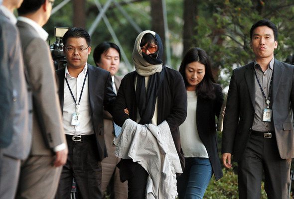 숨진 유병언 전 세모그룹 회장의 측근인 김혜경씨가 7일 오후 인천시 남구 인천지방검찰청으로 압송되고 있다. 2014.10.7 / 인천=연합뉴스