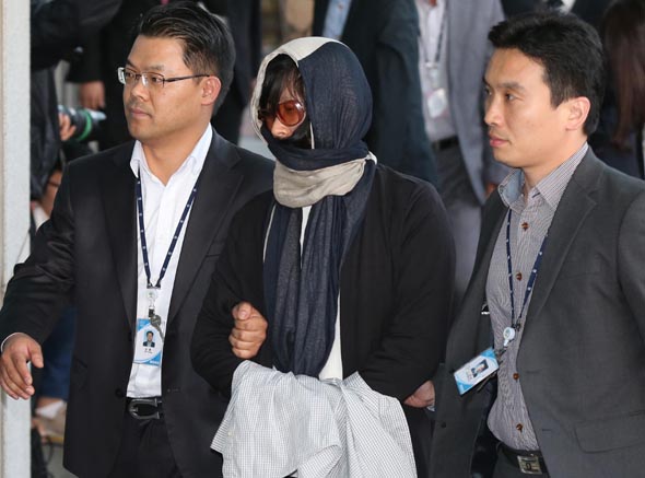 유병언 전 세모그룹 회장의 ‘금고지기’로 알려진 김혜경 한국제약 대표가 7일 오후 미국에서 강제송환돼 검찰에 체포된 뒤 조사를 받기 위해 인천 남구 학익동 인천지검 청사로 들어서고 있다. 인천/박종식 기자 anaki@hani.co.kr