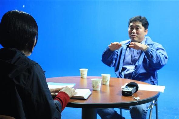 1995년 삼풍백화점 붕괴참사 당시 구조대원 김명완씨가 기억수집가에게 당시 상황을 구술하고 있다.   서울문화재단 제공