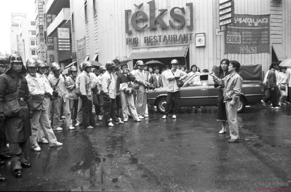 1987년 5월23일 서울 와이엠시에이 앞에서 나홀로 ‘호헌 철폐 직선제 쟁취’ 시위를 하고 있는 고 성유보 당시 민통련 사무처장. 고인은 앞서 민통련 사무처장을 맡았던 필자(이부영)가 투옥되고, 자신도 수배 상태였으나 지치지 않는 투쟁으로 ‘6월 항쟁’을 이끌어냈다. 사진작가 박용수씨 제공