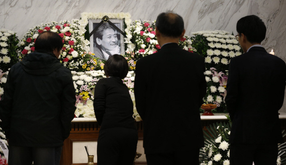 9일 오후 서울 연세대 세브란스병원 장례식장에 마련된 성유보 <한겨레> 초대 편집위원장의 빈소에서 조문객들이 문상을 하고 있다. 이종근 기자 <A href="mailto:root2@hani.co.kr">root2@hani.co.kr</A>