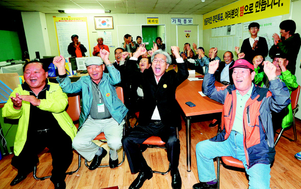 강원도 삼척 원전 유치 찬반을 묻는 주민투표가 실시된 9일 오후 삼척시 남양동 삼척원전백지화 범시민연대 사무실에 모인 시민들이 텔레비전 뉴스를 통해 최종 투표율이 67.9％로 집계됐다는 소식을 확인하며 환호하고 있다. 주민투표관리위원회는 투표자가 투표인명부 등재자 총수의 3분의 1에 미달하면 개표하지 않겠다고 밝혀 이날 최종 투표율은 큰 관심을 모았다. 삼척/류우종 기자 <A href="mailto:wjryu@hani.co.kr">wjryu@hani.co.kr</A>