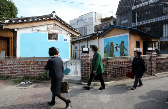 서울 종로구 소격동은 삼청로길을 걷다보면 스쳐 지나가게 된다. 행정적으로 삼청동의 일부로 관리되지만 엄연히 이름이 다른 동네이다. 8일 오후 소격동 거리를 걷는 사람들의 모습. 강재훈 선임기자 khan@hani.co.kr