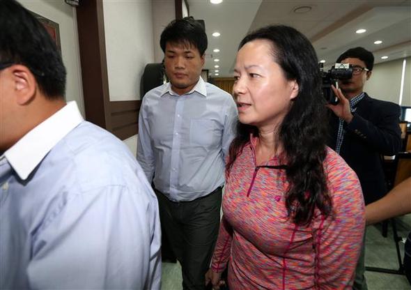 불법 조업을 단속하던 해경이 쏜 총에 맞아 중국 어선 선장이 사망한 10일 오후 장샤오메이 광주 중국총영사관 부총영사(오른쪽)가 굳은 표정으로 전남 목포시 산정동 목포해경으로 들어가고 있다. 목포/연합뉴스