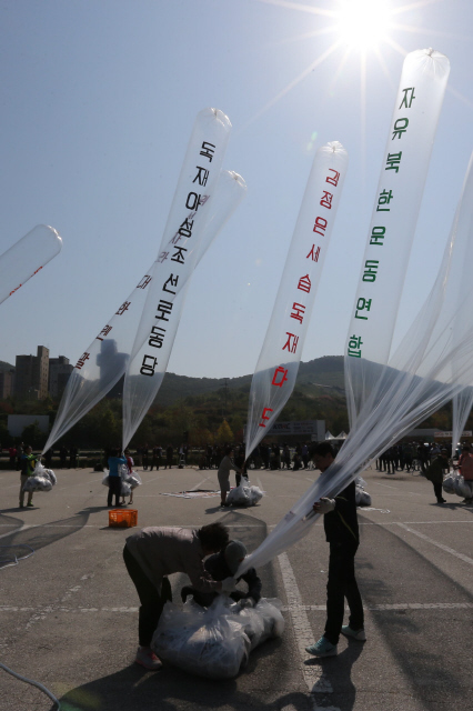 탈북자 단체인 자유북한운동연합 회원들이 10일 오전 경기도 파주시 탄현면 통일동산 주차장에서 대북 전단 풍선을 날리고 있다.  파주/박종식 기자 anaki@hani.co.kr