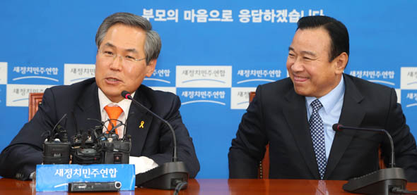 우윤근 새정치민주연합 원내대표(왼쪽)가 10일 오전 국회에서 이완구 새누리당 원내대표와 만나 협상을 벌이기에 앞서 국방위 국정감사에서 야당 의원을 비난하는 쪽지를 쓴 새누리당 의원에 대한 조치를 요구하자, 이 원내대표가 머쓱한 표정을 짓고 있다. 이정우 선임기자 woo@hani.co.kr