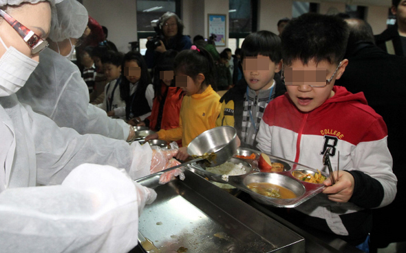 한 초등학교에서 학생들이 점심시간에 급식을 하고 있다. 한겨레 자료 사진