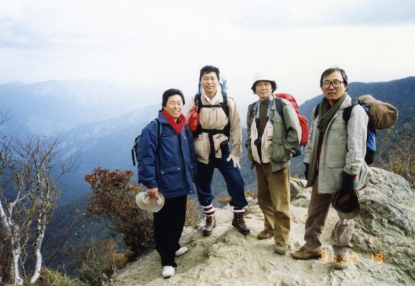 1985년 11월22일 민미협 창립총회 몇 시간을 앞두고 ‘용태 형’은 이대 앞 순댓국집에서 막걸리잔을 기울이며 ‘손장섭 형’을 설득해 대표로 세웠다. 사진은 91년 10월 지리산 답사에 나선 민미협의 주역들. 왼쪽부터 김용태·홍선웅·손장섭·주재환.