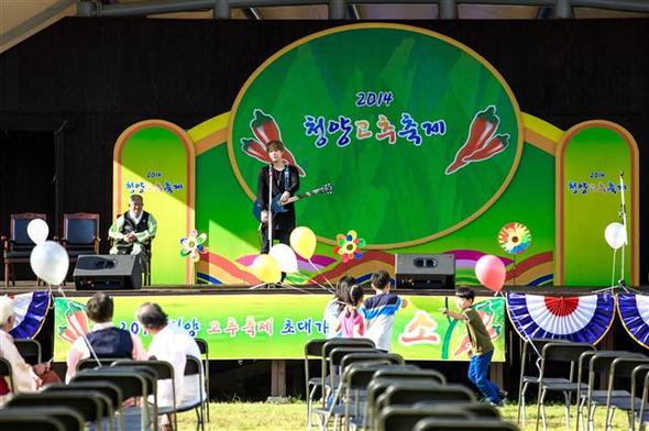 <에스비에스>가 18일 방송하는 주말드라마 <모던 파머>(사진, 토·일 밤 8시45분)는 로커 4명이 음반 제작비를 벌려고 일시 귀농해 배추 농사를 짓는 이야기다. 사진 에스비에스 제공 