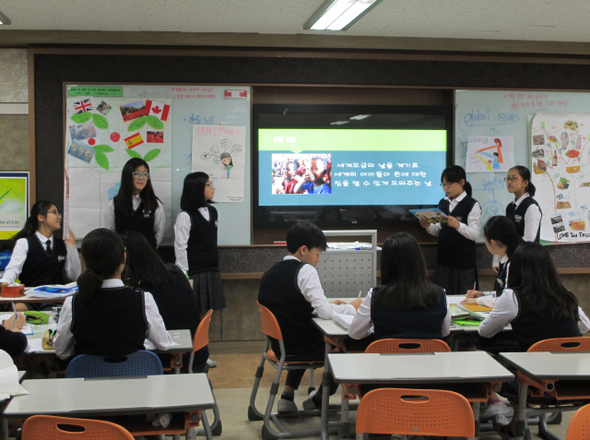 지난 2일 서울 신수중학교 자유학기제 선택프로그램 ‘국제이해교육’ 시간에 학생들이 모둠별로 직접 만든 세계기념일에 대해 발표하고 있다. 최화진 기자