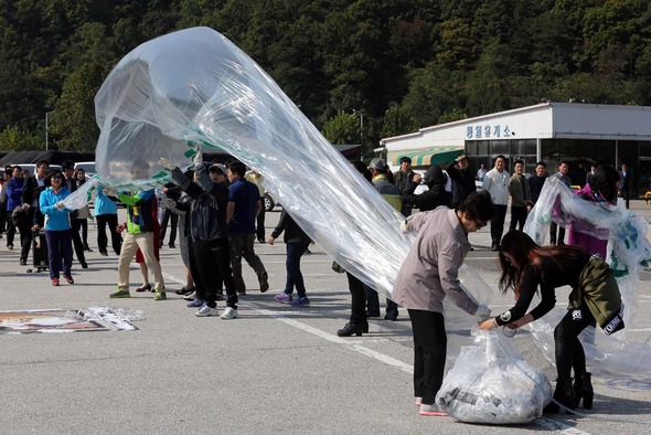 탈북자 단체인 자유북한운동연합 회원들이 지난 10일 오전 경기도 파주시 탄현면 통일동산주차장에서 대북전단 풍선을 날리기 위해 준비하고 있다. 파주/박종식 기자 anaki@hani.co.kr